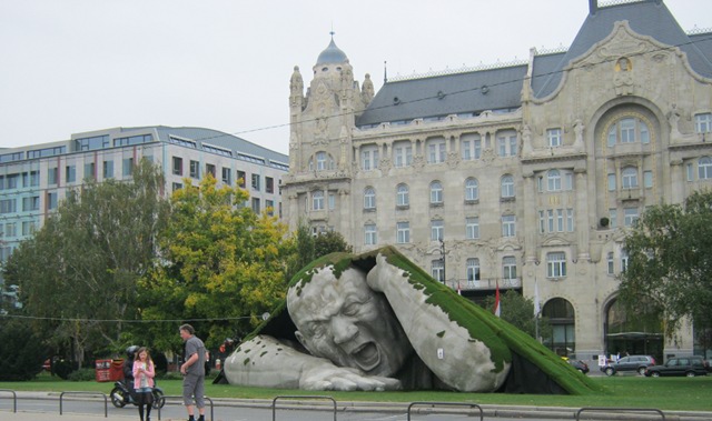 Ervin Loranth Herve pop up sculpture_Szechenyi Ter cr Judy Darley