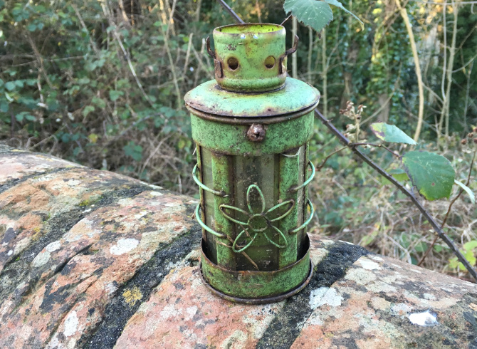 Lamp at Arnos Vale cr Judy Darley