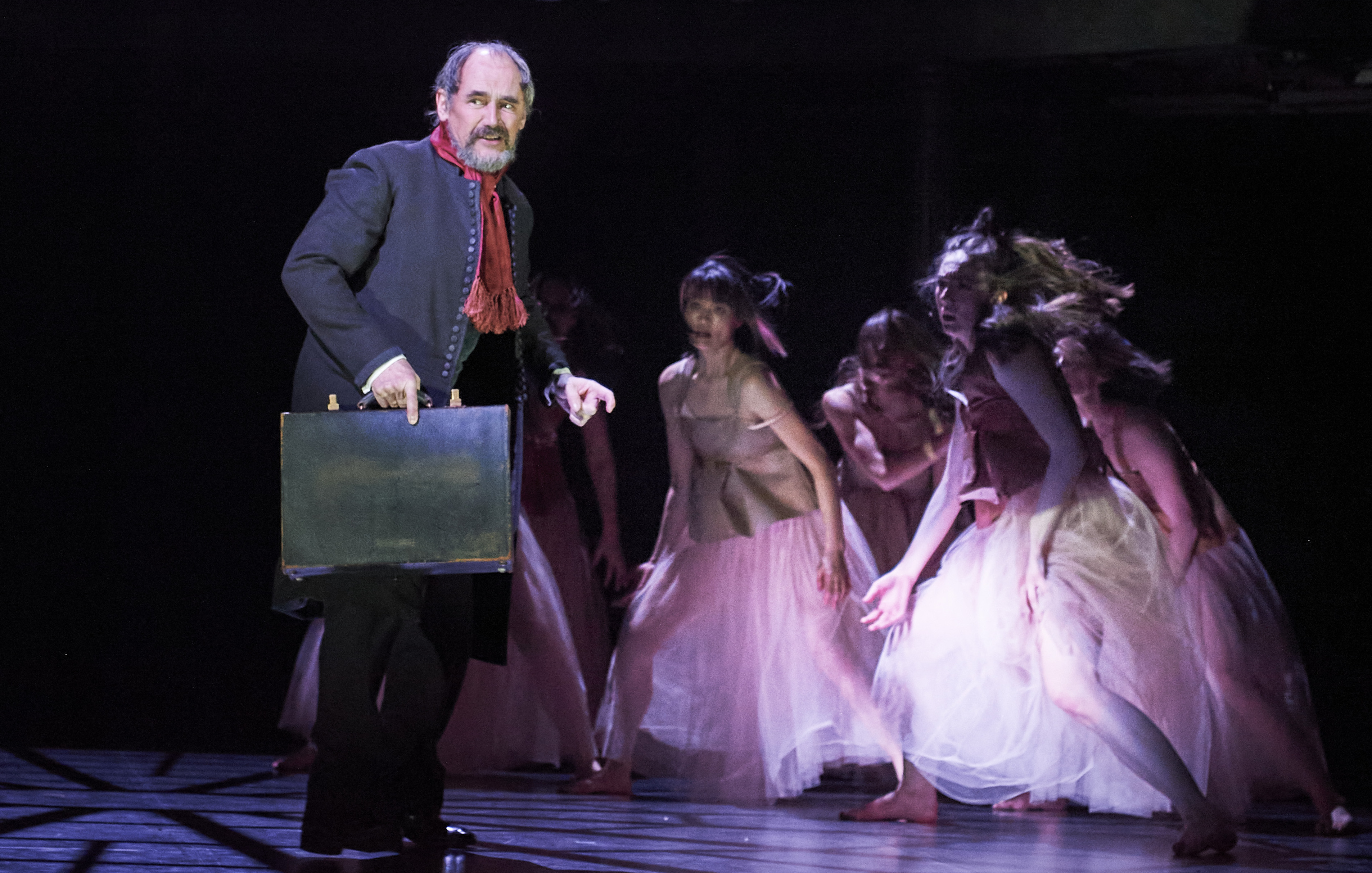 Mark Rylance (Dr Semmelweis) and the Mothers. Photo by Geraint Lewis