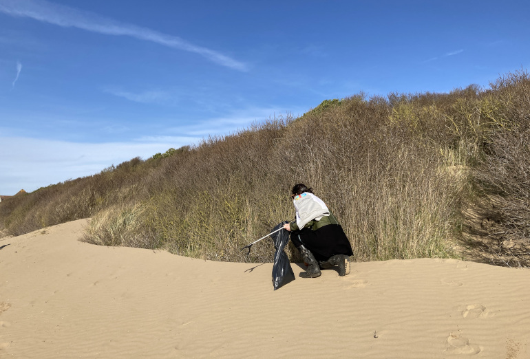 Litterpicking_Photo by Judy Darley